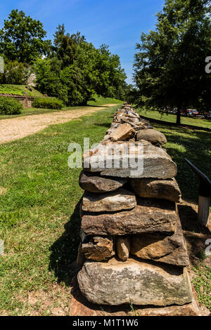 Ri-costruito stonewall accanto alla strada incassata, Fredericksburg, Va. Foto Stock