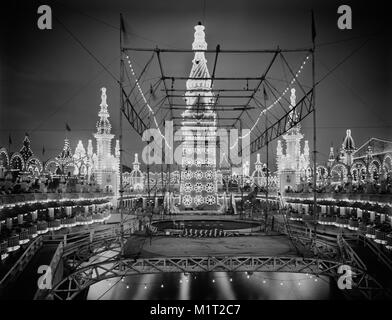 Torri illuminate di notte, il luna park di Coney Island, New York, Stati Uniti d'America, Detroit Publishing Company, 1905 Foto Stock