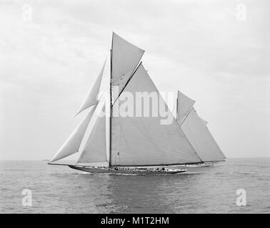 Yachts Costituzione e indipendenza, 3 minuti dopo l'avvio, Coppa America Defender serie di selezione, la città di New York, New York, Stati Uniti d'America, Detroit Publishing Company, 8 Luglio 1901 Foto Stock