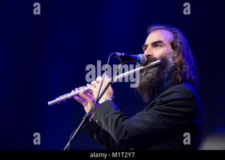 La band australiana di Nick Cave e i Bad Seeds eseguire un concerto dal vivo presso il norvegese music festival Bergenfest 2013. Qui il musicista Warren Ellis è visto dal vivo sul palco. Norvegia, 13/06 2013. Foto Stock