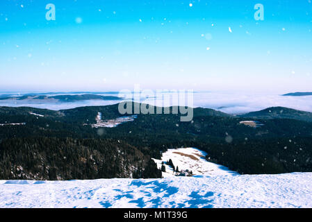 Incantevole paesaggio invernale in montagna. Il freddo, la neve sulle colline. Foto Stock