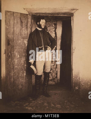 Il sig. Angelo, British Postmaster, piena lunghezza Ritratto in piedi in porta, Guerra di Crimea, Crimea, Ucraina, da Roger Fenton, 1855 Foto Stock