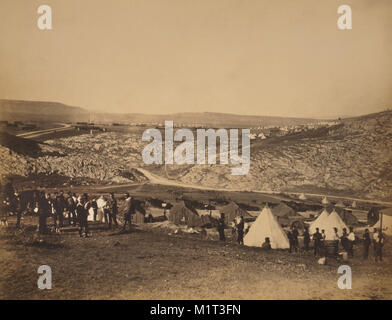 Maggiore britannico Brandling la truppa, Encampment del cavallo di artiglieria, che mostra i soldati, capanne e tende a campana, durante la Guerra di Crimea, vicino Kadikoi, Crimea, Ucraina, da Roger Fenton, 1855 Foto Stock