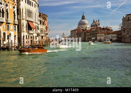 Città storica di Venezia Italia, insolito vista da sotto il ponte dell Accademia Foto Stock