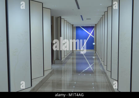 L'elegante ingresso della lobby alla lounge rossa dell'aeroporto Sakura di prima classe della Suite by JAL, Tokyo Haneda JP Foto Stock