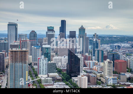 Lo skyline di Seattle con il Monte Rainier in background su un nuvoloso giorno Foto Stock