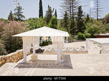 Vista la festosa tenda di nozze con baldacchino bianco Foto Stock