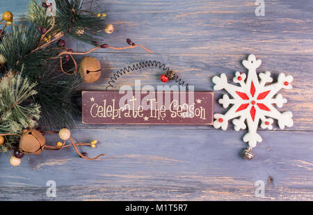 Merry chtistmas scritto su sfondo di legno con il simbolo del fiocco di neve Foto Stock