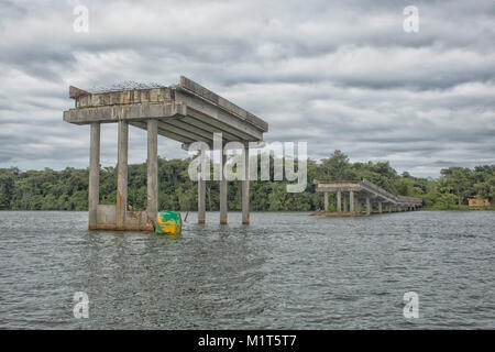 Calcestruzzo nuovo ponte sul fiume in Suriname è ripartito Foto Stock