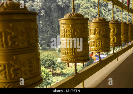 Mulini di preghiera in Tambun Tibetian tempio buddista, Perak - Tambun Tibetian Temple, noto anche come Jingang Jing lei dalla gente del luogo, questo tempio è stato costruito a b Foto Stock