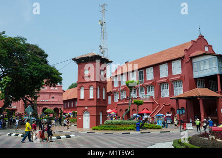 La piazza principale di Melaka - Malacca, Malesia - 2 agosto 2015: turisti sulla piazza principale della olandese-costruite città di Melaka. È stato elencato come un'UNESCO Foto Stock