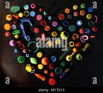 In plastica colorata cuore di spazzatura creato da Giles W Bennett Foto Stock