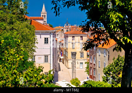 Kalelarga e storiche pietre miliari di Zadar Visualizzare attraverso la cornice verde, costa adriatica della Dalmazia regione in Croazia Foto Stock