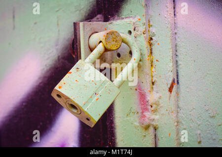 Vecchio arrugginito lucchetto sulla porta. Foto Stock