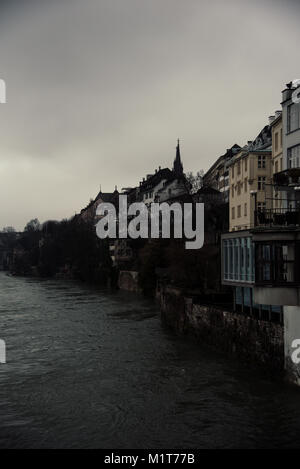 Vista della città vecchia Grossbasel dal lungofiume del Reno a Basilea in Svizzera Foto Stock