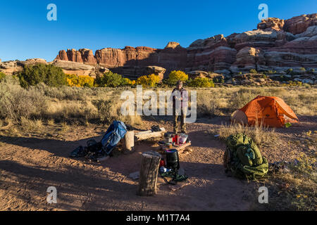 La mattina presto in una frigida 14°F mattina campeggio in campeggio SC3 all'interno di Salt Creek Canyon nel distretto di aghi del Parco Nazionale di Canyonlands, Utah, USA Foto Stock