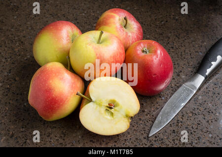 Selezione di shop-acquistato Kansi mele varietà Nicoter caratterizzato da coloour, il gusto e la freschezza con uno tagliate a metà per mostrare la carne pulita inh Foto Stock