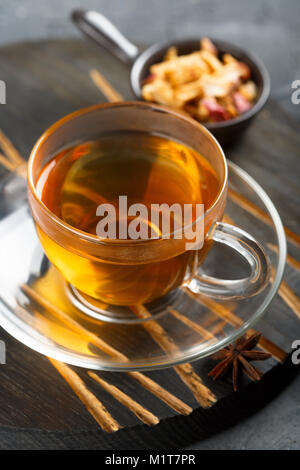 Tazza di mela caldo tè con spezie Foto Stock