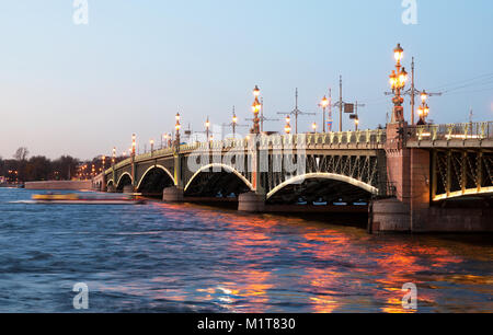 - San Pietroburgo, Russia - 1 Novembre 2017: l'Troitskiy (Trinity) ponte sopra il fiume Neva con illuminazione notturna Foto Stock