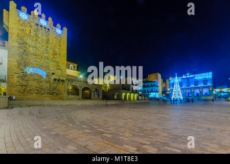 CACERES, Spagna - 21 dicembre 2017: Scena Notturna di Plaza Mayor (piazza principale), con varie decorazioni di Natale, le imprese locali, la gente del posto e il vis Foto Stock