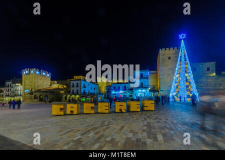 CACERES, Spagna - 21 dicembre 2017: Scena Notturna di Plaza Mayor (piazza principale), con varie decorazioni di Natale, le imprese locali, la gente del posto e il vis Foto Stock