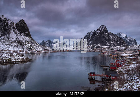 Una drammatica giornata invernale in Reine, Moskenesøya Isole Lofoten Nordland in Norvegia Foto Stock