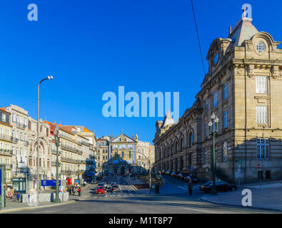 PORTO, Portogallo - 24 dicembre 2017: vista della Santa Chiesa Anthonys Congregados e alla stazione ferroviaria di Sao Bento, con la gente del posto e i turisti, in Por Foto Stock