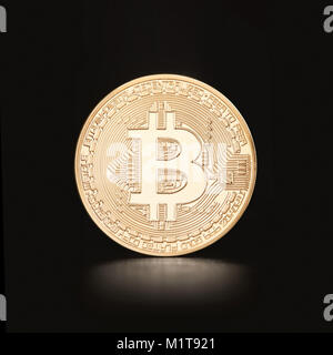 Golden bitcoin su sfondo nero, percorso di clipping incluso Foto Stock