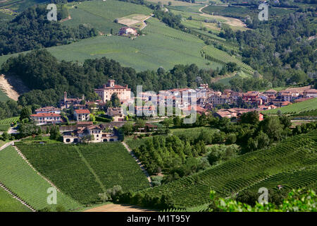 Il Barolo borgo medievale in Italia, Piemonte colline, patrimonio Unesco Foto Stock