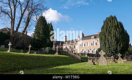 Vista di St John's Churchy cimitero con Oriel Lodge e Argyll Casa dolce Street, Frome, Somerset, Inghilterra, Regno Unito Foto Stock