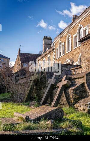 Vista di St John's Churchy cimitero con Oriel Lodge e Argyll Casa dolce Street, Frome, Somerset, Inghilterra, Regno Unito Foto Stock