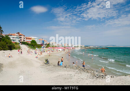 Pomorie, Bulgaria - 28 Giugno 2015: le persone che si godono il mare sulla spiaggia di Pomorie sulla riva del Mar Nero Foto Stock