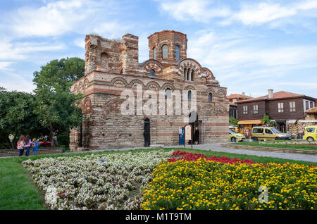 Nesebar, Bulgaria - 20 Settembre 2014: epoca bizantina del Cristo Pantocratore nella città vecchia di Nesebar con piccolo giardino davanti e piccolo gruppo di peopl Foto Stock