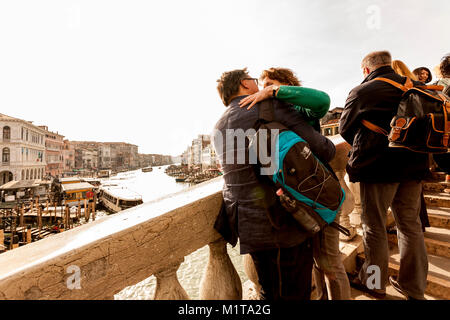 Venezia, Italia. Amare giovane kissing sul ponte di Rialto di Venezia. Foto Stock