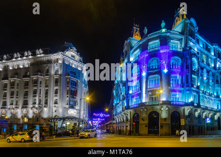 MADRID, Spagna - 30 dicembre 2017: Scena di Plaza de las Cortes, con decorazioni di Natale, la gente del posto e i turisti, a Madrid, Spagna Foto Stock