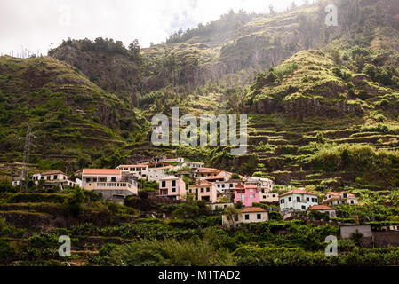 26.05.2017. MADEIRA, Portogallo. Terrazze e campi terrazzati nella valle di montagna, nell'isola di Madeira, Portogallo. Foto Stock