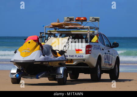 RNLI sul dovere sulla spiaggia a Newquay, Cornwall. Foto Stock