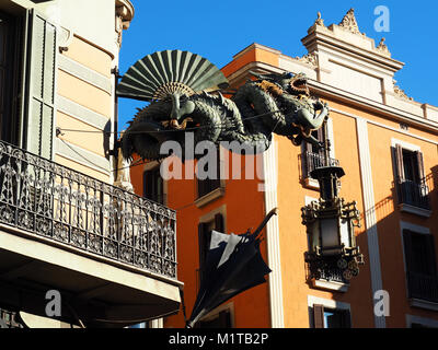 Drago Cinese dettaglio in Barcellona, Spagna. Drago Cinese sporgente dalla facciata della casa di ombrelli in Ramblas di Barcellona. Foto Stock