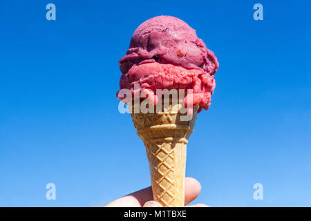 Cono gelato contro il cielo blu Foto Stock