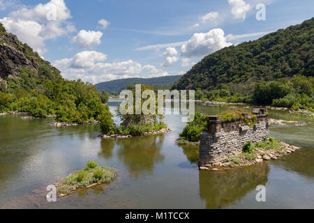 Vista sul Fiume Potomac verso i resti del B&O ponte ferroviario, Harper's Ferry National Historic Park, West Virginia, Stati Uniti. Foto Stock