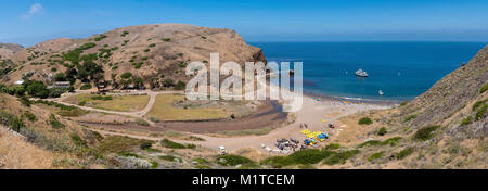 I visitatori a piedi intorno alla ex Scorpion Ranch, che è ora il principale luogo di visita sull isola di Santa Cruz, il Parco Nazionale delle Channel Islands, Cal Foto Stock