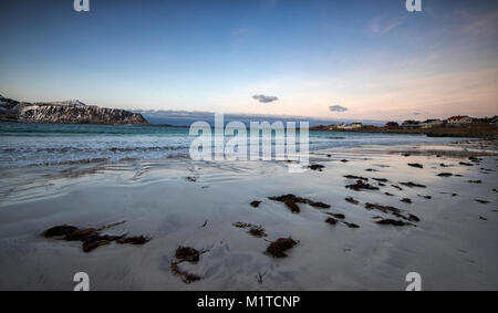 La bassa marea sulla spiaggia di Ramberg, Flakstadøya Isole Lofoten in Norvegia Foto Stock