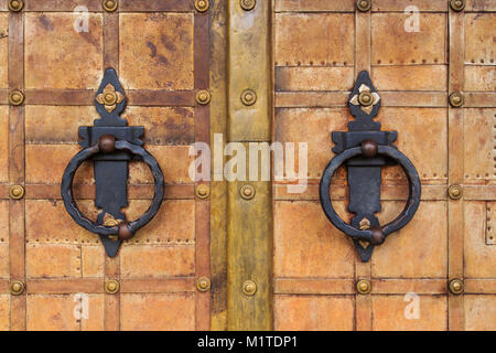 Ferro battuto porte. con maniglia circolare Foto Stock