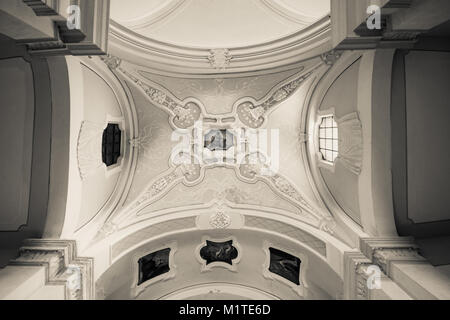 Marostica, Italia - 12 Aprile 2016: il soffitto dipinto della chiesa di "Madonna del Carmine". Foto Stock