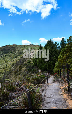 CUNDINAMARCA, Colombia - 24 gennaio 2014: la vista delle montagne presso il parco naturale di Guatavita. Foto Stock