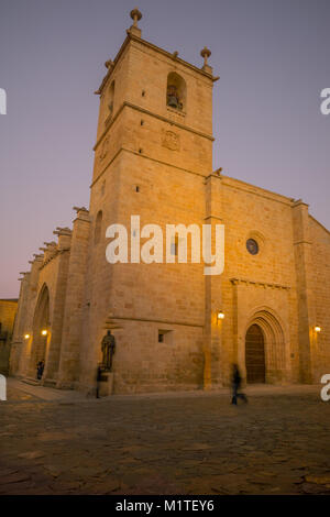 Vista al tramonto del Co-Catedral de Santa Maria in Caceres, Estremadura, Spagna Foto Stock