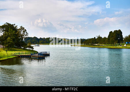 Bogotà, Colombia - 6 febbraio 2014: una vista del lago di Simon Bolivar Park a Bogotà. Foto Stock
