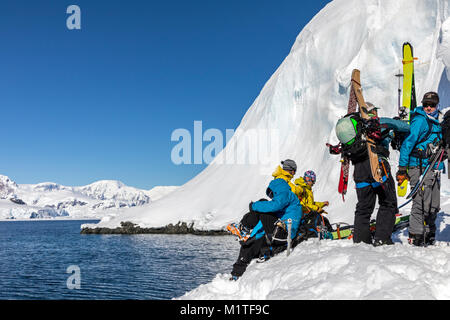 Sci alpinisti cordata insieme per la sicurezza; sci su pacchi; i ramponi su scarponi per salire in salita; Nansen isola; Antartide Foto Stock