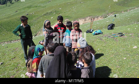 KASHMIR INDIA - luglio 2, 2017: Unidentified povero mendicante indiano ragazzo su strada nel Kashmir. I bambini di età precoce sono spesso portato a mendicare p Foto Stock