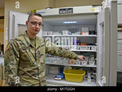 Sgt. Christopher Hutchins, NCOIC presso il Tripler Army Medical Center di allergia e immunizzazioni Clinic si prepara alla clinica di amministrare il morbillo, la parotite e la rosolia vaccino per i pazienti e i membri dello staff presso il Tripler Army Medical Center, Gennaio 31, 2018. Foto Stock